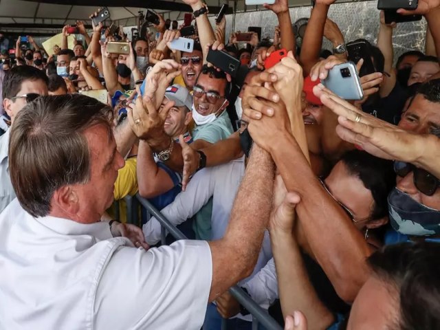 Eu sairia! Bolsonaro chama Mouro de palpiteiro e sugere que se candidate em 2022.