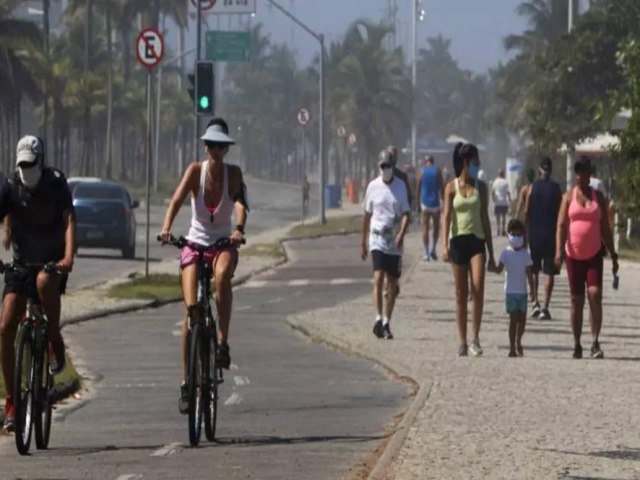 Brasil ultrapassa os 9 milhes de curados, enquanto vacinao avana.