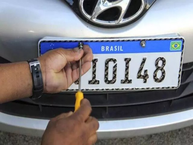 V procurar uma lavagem de roupa deputado. Aff...Lobby na Cmara tenta ganhar dinheiro mudando outra vez placas de carros.