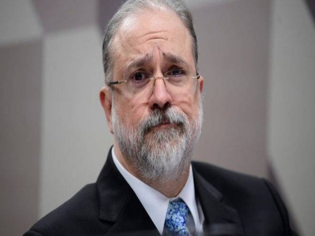 De novo? Procurador-geral Aras vai recorrer da deciso que limpou a ficha e tornou Lula elegvel.