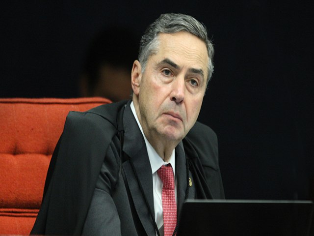 Barroso fez beicinho. Simples assim. Bolsonaro manda Guedes arrumar recursos para voto impresso.