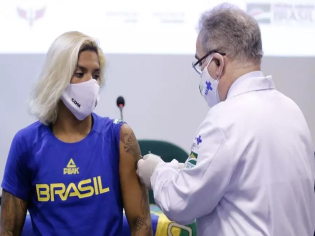 96,5 milhes de brasileiros j foram vacinados, e Estados receberam 129,5 milhes de doses.