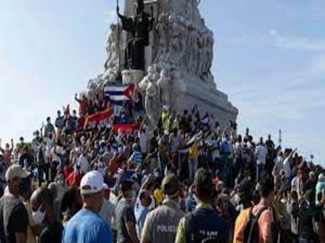 Cubanos no aguentam mais o sistema comunista e promovem gigantescos protestos.