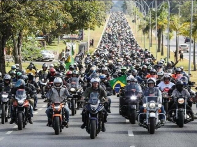 Bolsonaro motoqueiro e Aziz trambiqueiro.