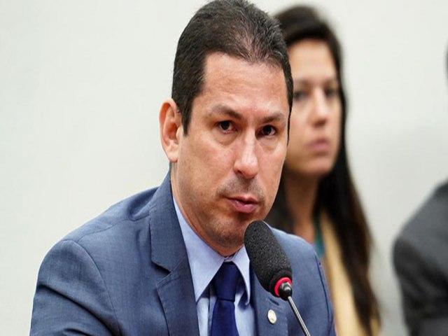 Deputado amazonense tenta peitar Bolsonaro.