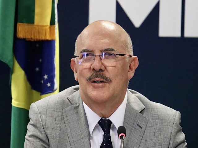 Ministro da Educao critica professores da rede pblica que ameaam entrar em greve.