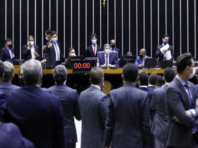 Medo, trairagem e covardia dos deputados. Cdigo Eleitoral volta a ter quarentena para juzes, procuradores, policiais e militares.