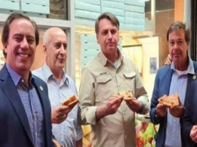 Presidente come pizza na rua em NY e incomoda a velha imprensa.