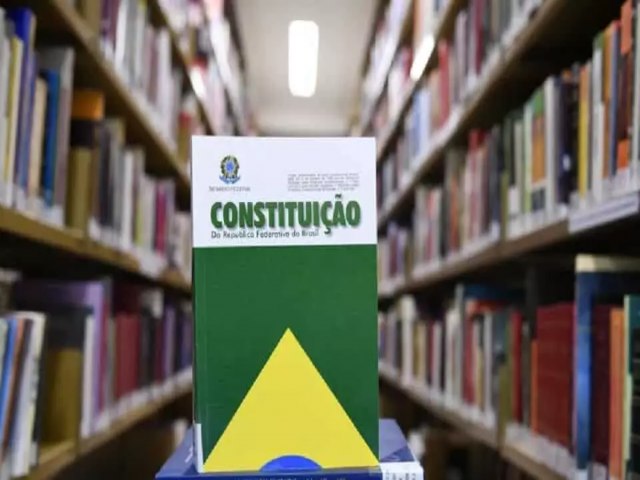 Cientista poltico pede Constituinte e extino de ramos da Justia.