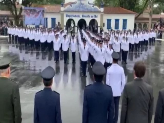 Um pingo  letra para quem sabe ler. Presidente convoca homens e mulheres a decidir o destino do Brasil.