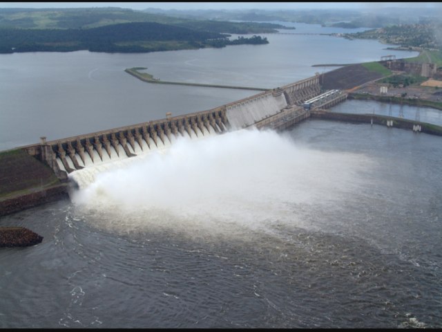 Brasileiro paga escassez de vergonha na conta de luz.