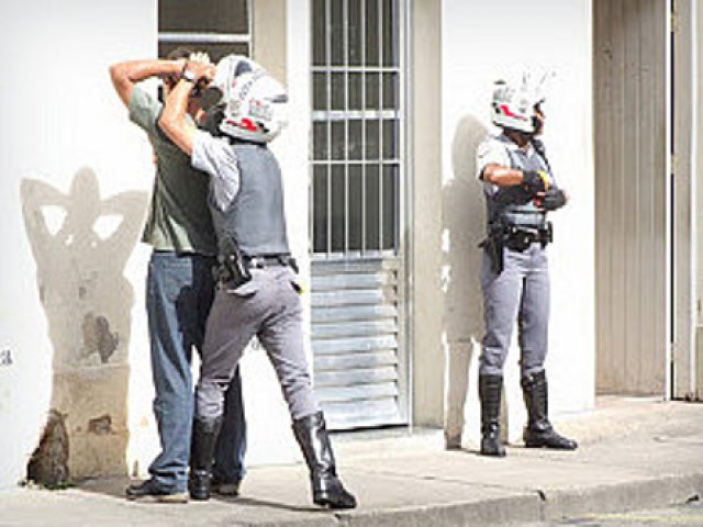 Enxugando o gelo do Estado. Tudo  ilegal. Suspeito de fugir da prpria casa no d justa causa para invaso de domiclio, diz STJ.