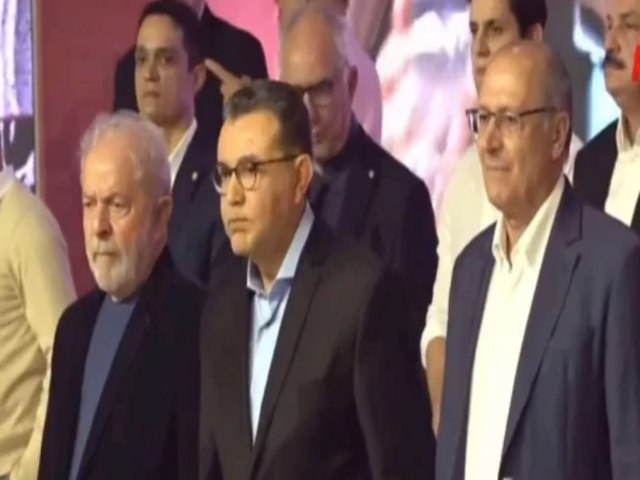 Pega a viso Brasil. Lula e Alckmin juntos aplaudem o hino internacional socialista. 