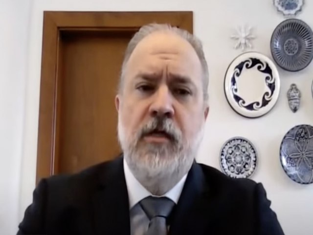 Quem  Aras? O que faz? Vive onde? Aff... Aras apoiar indulto, mas no ao contra Moraes.