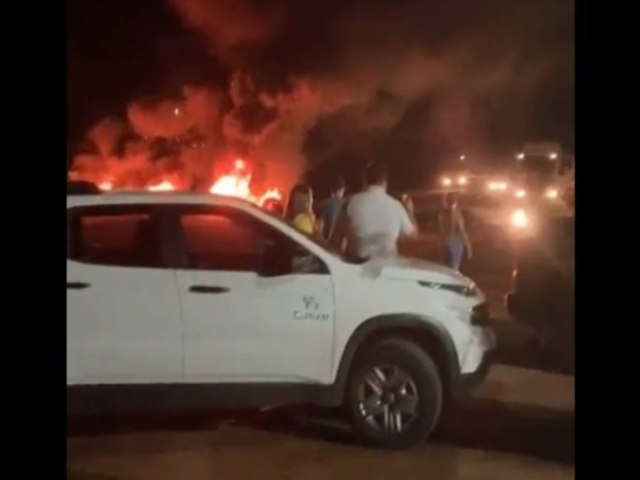 Caminhoneiros bloqueiam rodovias em cinco Estados em protesto contra Lula.