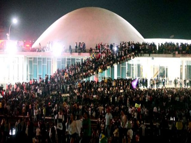 No duvidem do povo. O Congresso Nacional precisa ouvir (vai ter que ouvir) a voz do povo que democraticamente est nas ruas.