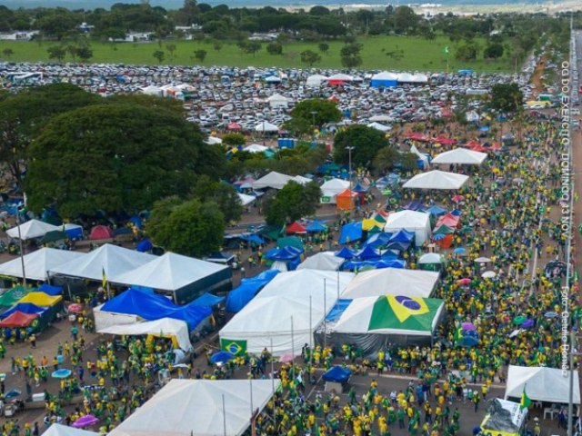 Patriotas de todo o pas se renem no QG do Exrcito em Braslia e movimento democrtico cresce.