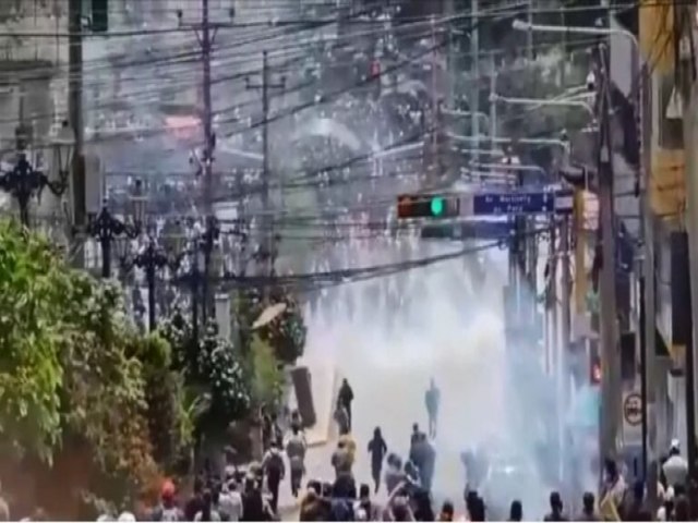 Em meio a protestos (do povo), presidente do Peru anuncia antecipao das eleies.