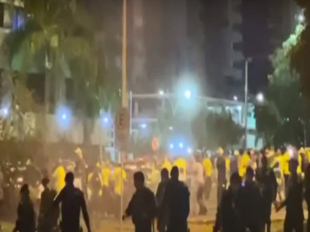 Culpa de quem???? Manifestantes queimam carros e tentam invadir sede da PF em Braslia aps priso de indgena.