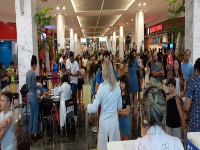 Vacinao em shoppings do DF atende 730 pessoas.