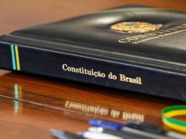 Fato! Os brasileiros precisam ler a Constituio.