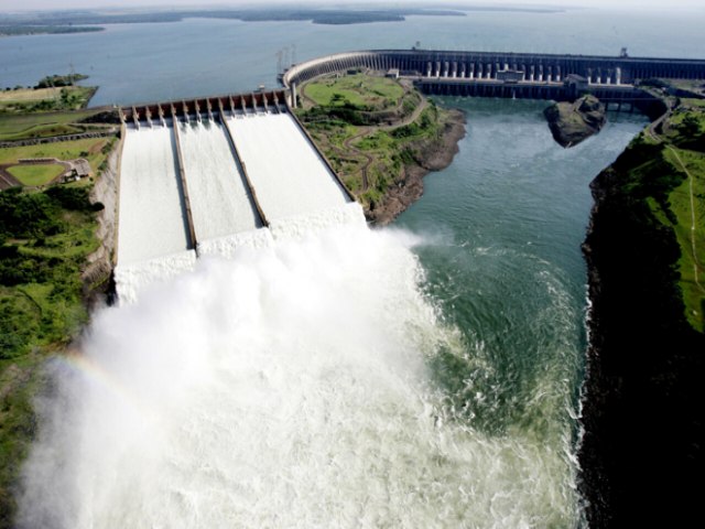 Do the L. Com Lula, Itaipu vai custar R$ 2 bilhes a mais na conta de luz.