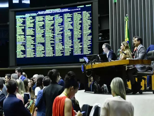  Brasil vi lascado. Valor de emendas parlamentares  maior que oramento de 32 ministrios