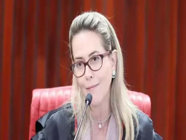 CBF contrata ex-ministra do TSE como advogada por R$10 milhes. T bom proc?