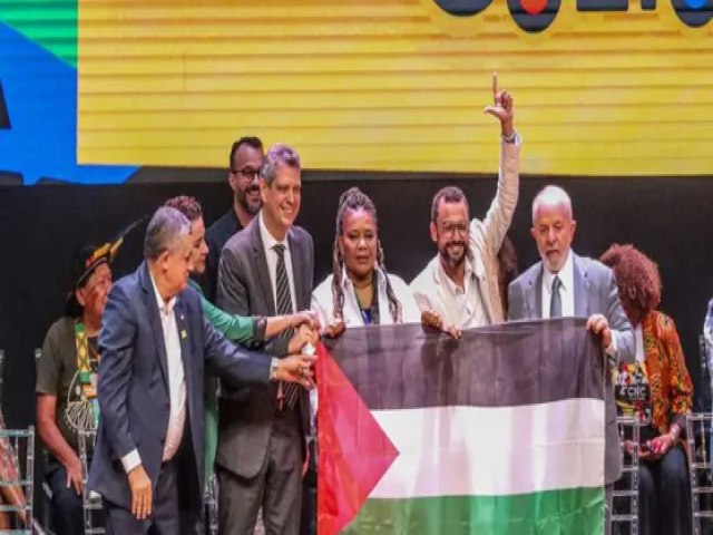 Lula ergue bandeira da Palestina e dispara: 