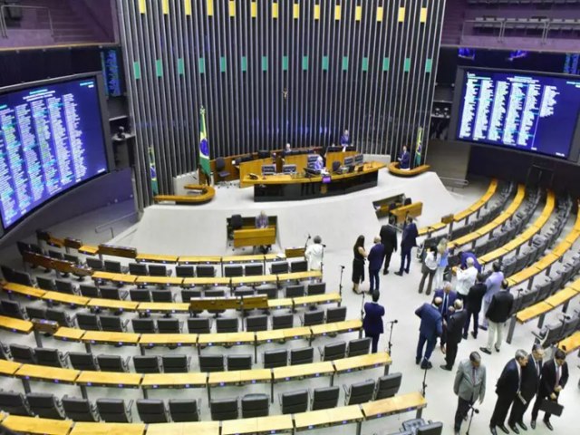 Cmara banca farra de deputados no exterior