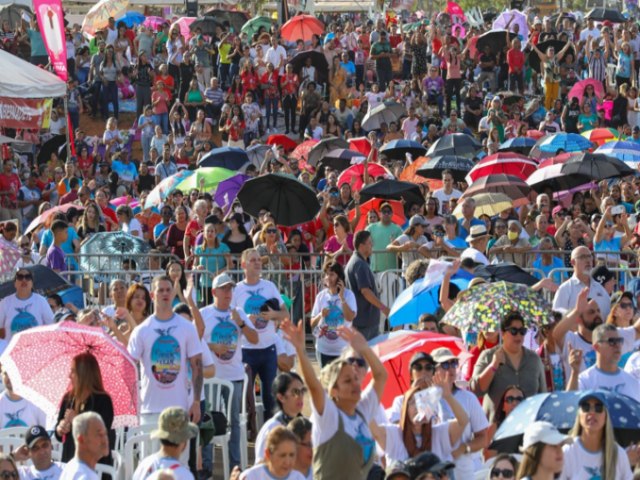 Festa de Pentecostes emociona multido de fiis no Taguaparque