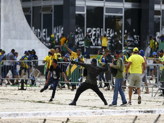 Manifestantes do 8 de janeiro na cadeia, terroristas de verdade no semiaberto