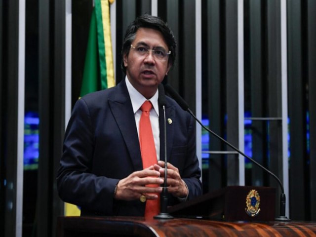 ESBANJANDO! Senador abastece carros particulares da famlia com verba pblica