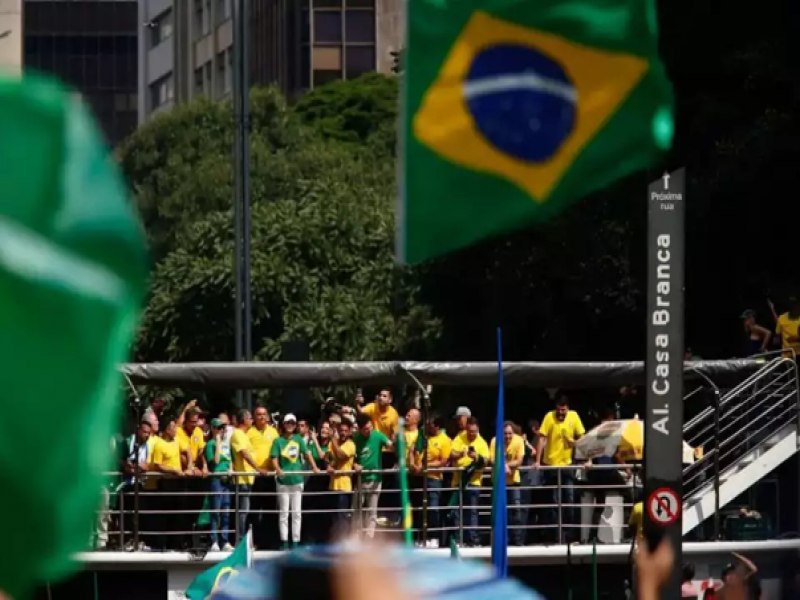 Brasileiros de direita so o dobro de esquerdistas, aponta pesquisa nacional