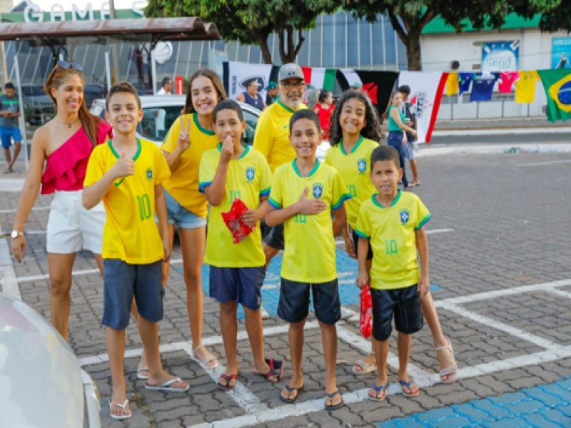 Torcedores comparecem ao Estdio Bezerro para ver a Seleo Brasileira