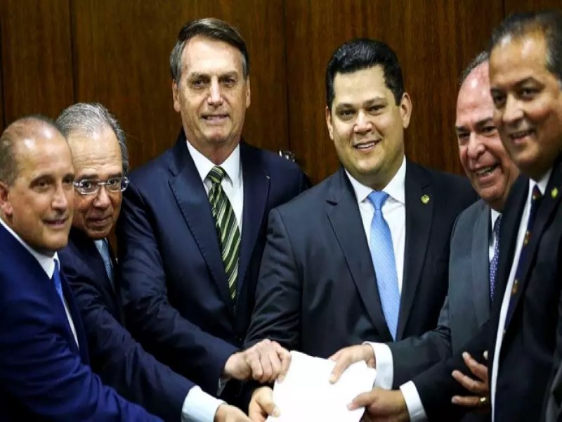 Como assim? Bolsonaro admite apoio a Alcolumbre no Senado