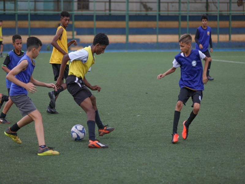 PMDF muito mais que segurana! Programa da PM oferece aulas gratuitas de futebol a jovens de So Sebastio