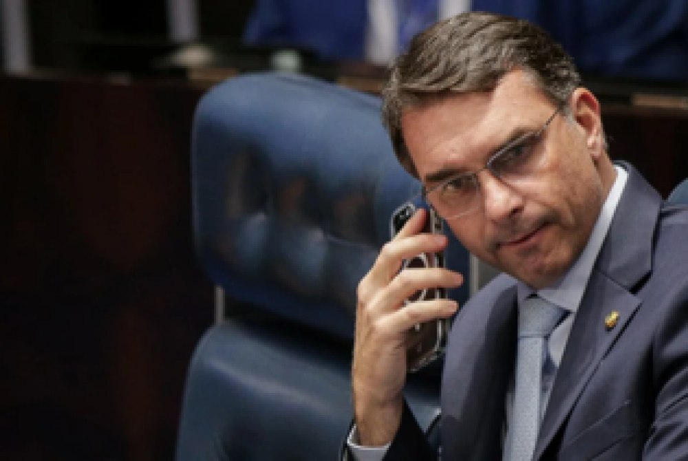 Bolsonaro é aconselhado a acionar Flávio para conter investida de Eduardo nos EUA Bolsonaro é aconselhado a acionar Flávio para conter investida de Eduardo nos EUA
