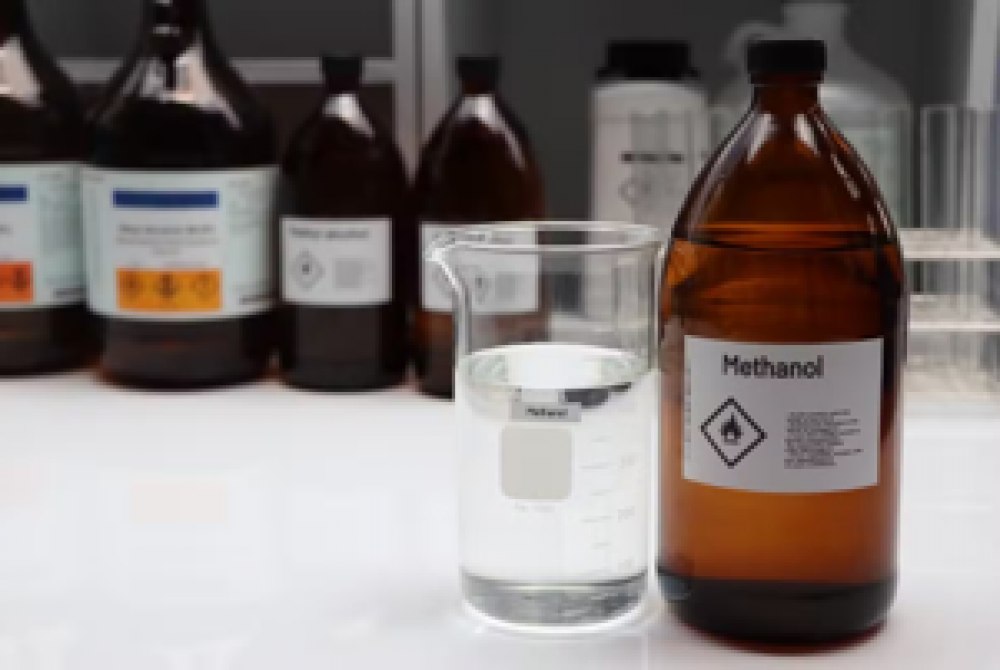 Gosta de tomar uma? Fique esperto! ALERTA SOBRE BEBIDAS adulteradas com metanol: mortes, sintomas e como se proteger