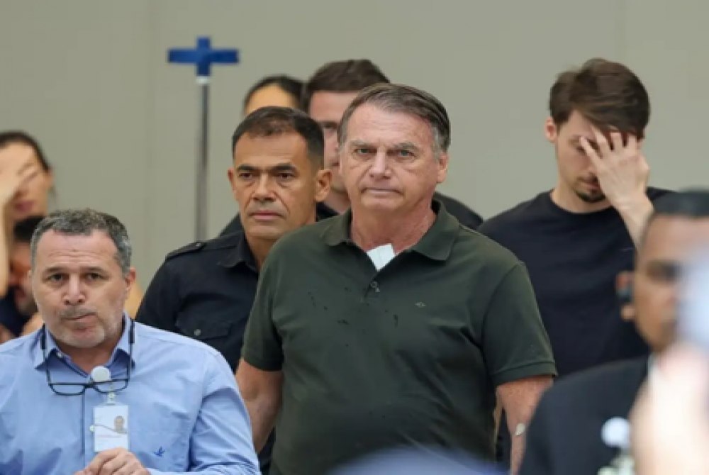 Carlos diz que prisão domiciliar auxiliou recuperação de Bolsonaro Carlos diz que prisão domiciliar auxiliou recuperação de Bolsonaro