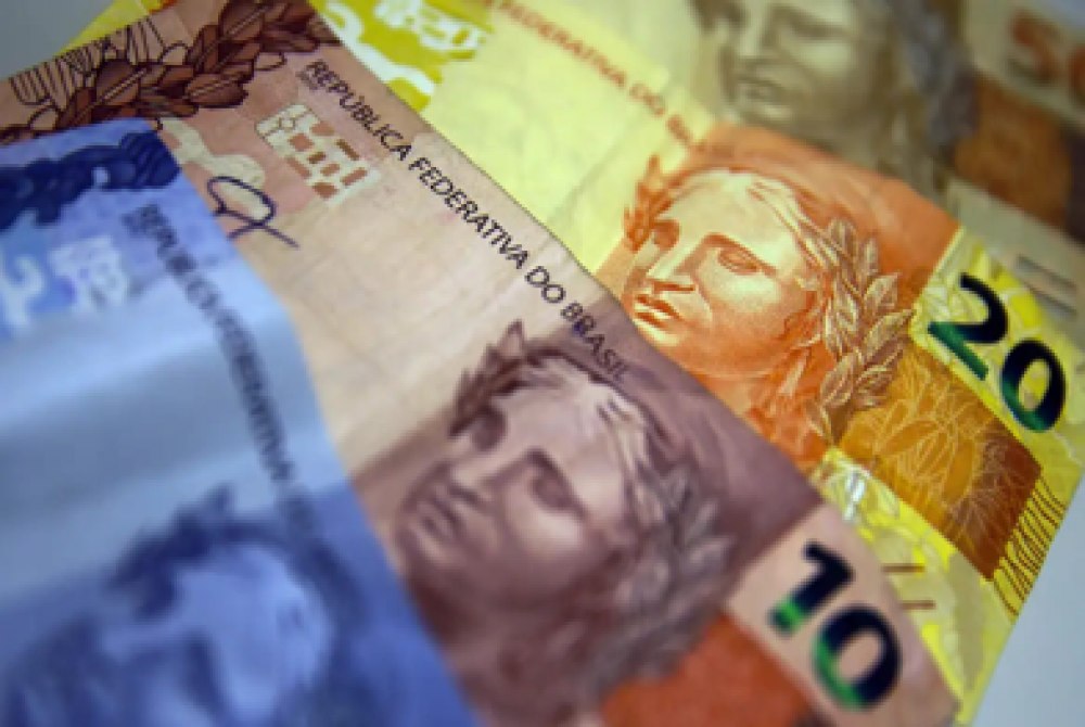 R$10,6 trilhões! Lula conduziu o Brasil à maior dívida pública em 5 anos R$10,6 trilhões! Lula conduziu o Brasil à maior dívida pública em 5 anos