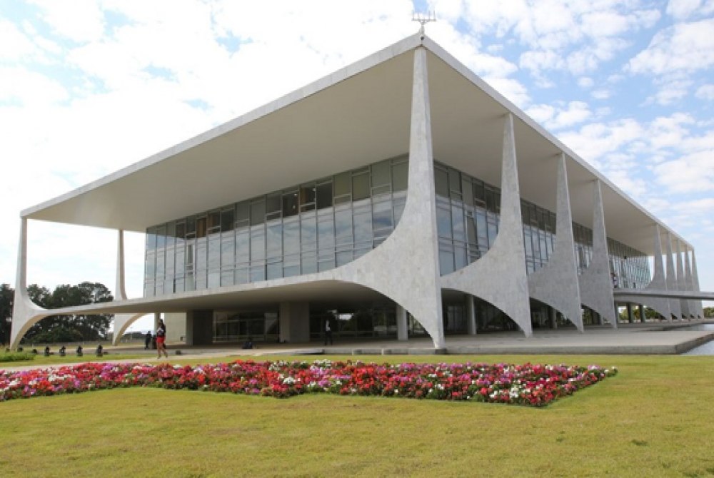 Farra dos cursos: governo banca ricas viagens do pessoal do Planalto ao exterior