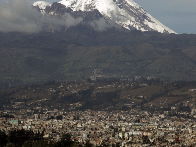 Cinzas de vulco escurecem cu e cobrem cidades do Equador