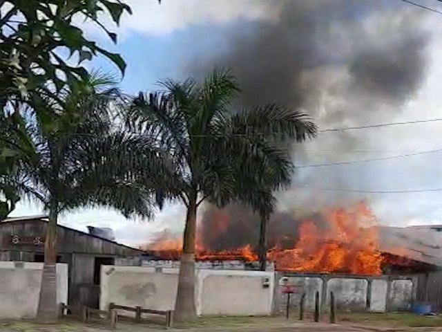 Casa  destruda pelo fogo no centro de Vilhena