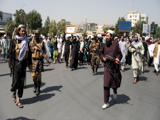 Mais um veculo de talibs  atacado no Afeganisto