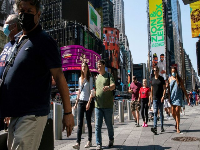 Nova York vai retirar obrigatoriedade de mscaras em locais fechados