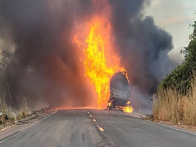 VISO DO FIM DO MUNDO - Caminho tanque e outro veculo de carga pegam fogo em acidente na BR-163