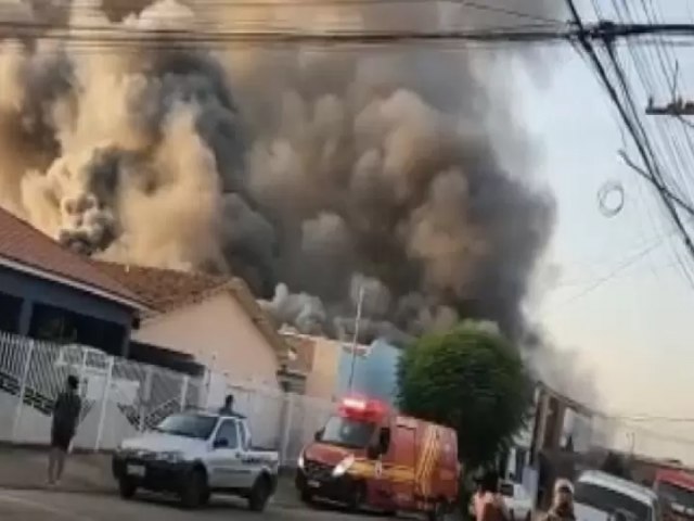 PONTES E LACERDA - Incndio de grande proporo destri Secretaria de Assistncia Social; veja o vdeo