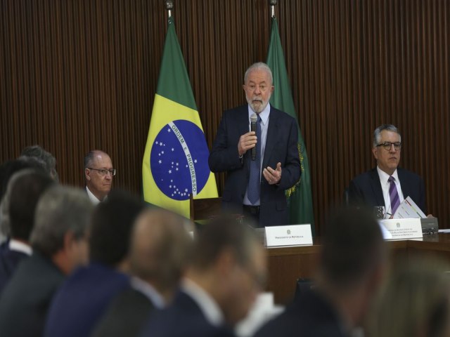 Lula acerta criao de plano comum de obras com governadores