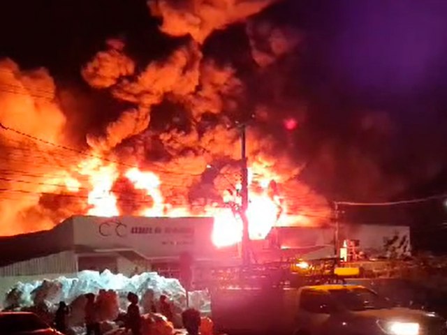 PIMENTA BUENO - Loja  destruda por incndio; veja o vdeo